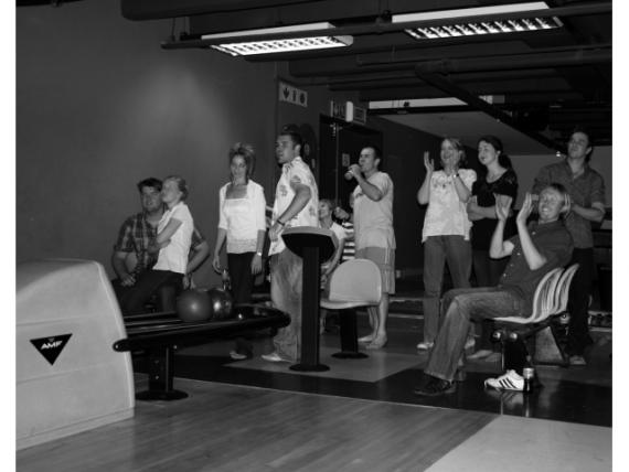 Tech Medewerkers Speel Ten Pin Bowling